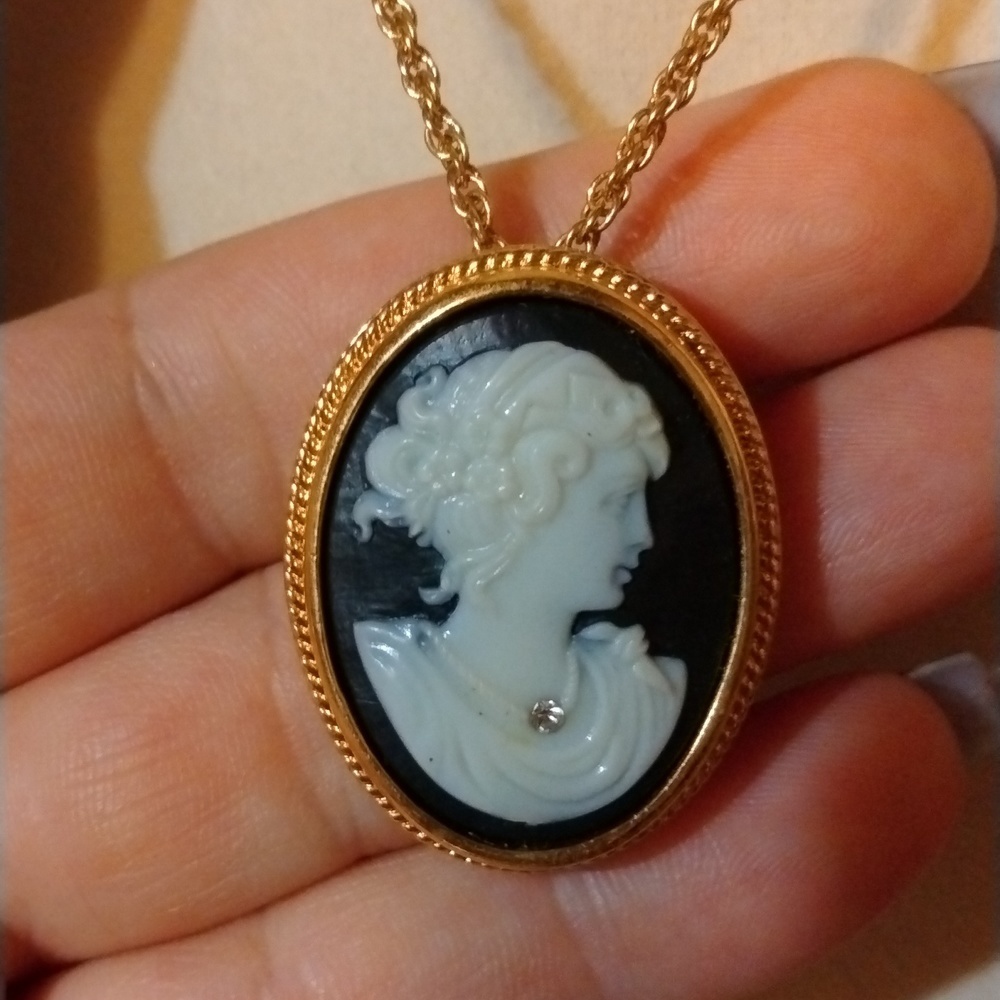 Vintage Avon Cameo necklace/ brooch pin (sku 1324)